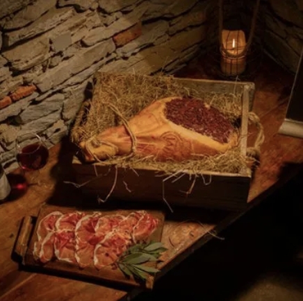  Prosciutto Crudo di Montagna Lurisia med Barolo, skåret i skiver hos Smakslykke